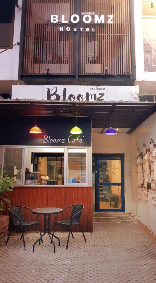 Bloomz Hostel Чиангмай Екстериор снимка